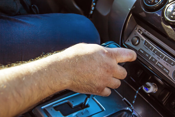 选择性聚焦男性手上弦车的点火钥匙，汽车驾驶和仪表盘。旅游背景-图片图片下载