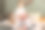 幸福的家庭在现代床上小女儿喂爸爸糖果图片下载