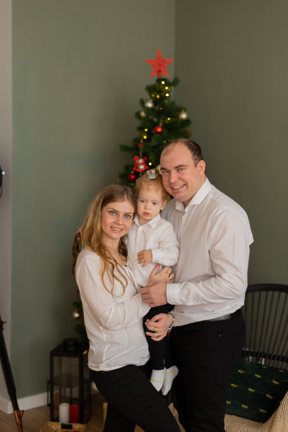 美丽幸福合家在新年树上图片下载