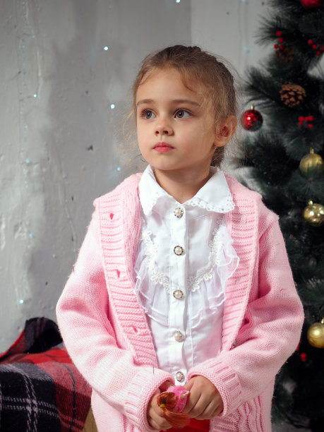 小女孩在等待新年假期。一个深思熟虑的孩子的肖像图片下载