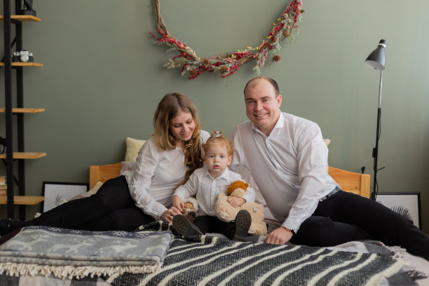 美丽幸福的一家人在新年的床上。2020年圣诞快乐图片下载