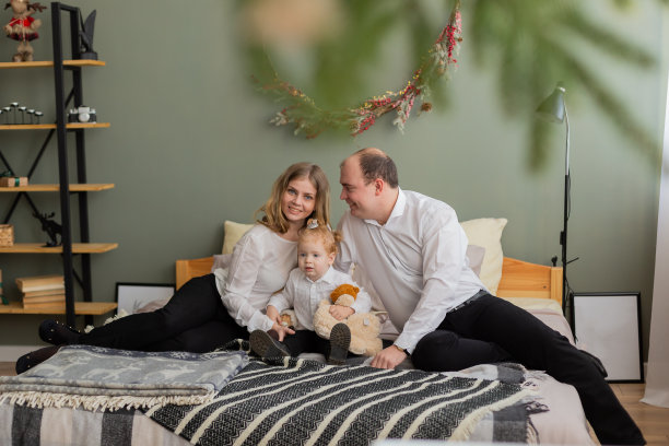 美丽幸福的一家人在新年的床上。2020年圣诞快乐图片下载