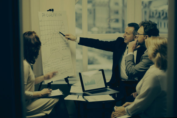 业务团队讨论一个新的业务项目。图片下载