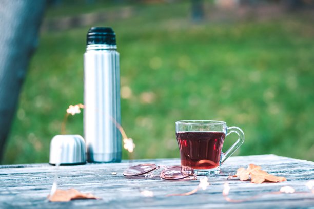 舒适的秋季茶时间。图片下载