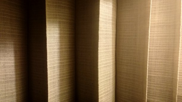 窗帘悬挂与极端照明图片下载