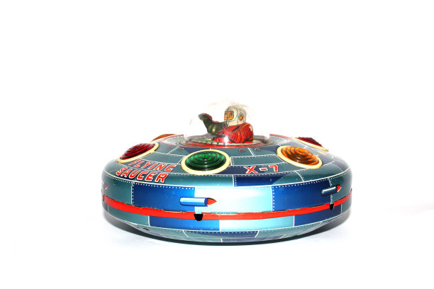 蓝色和红色古董锡UFO飞船玩具在白色的背景图片下载
