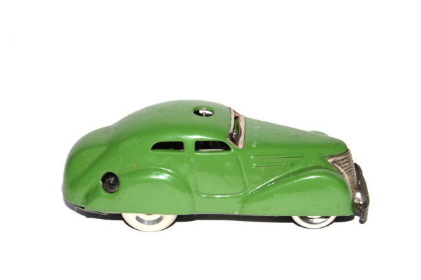 老式玩具车在绿色的白色背景图片下载