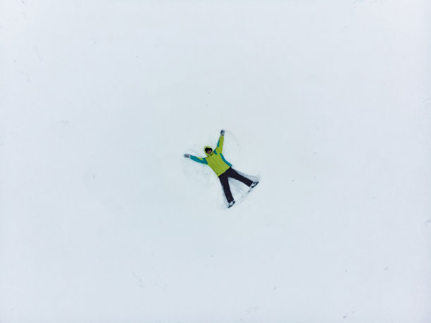 俯视人造雪天使图片下载