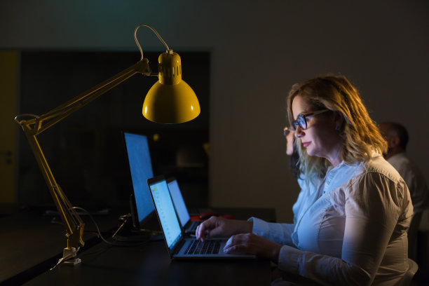 专注于使用笔记本电脑的商务人士图片下载