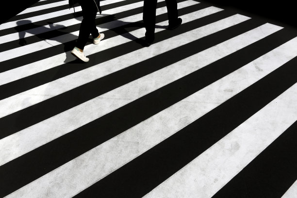 半人横穿斑马线图片下载