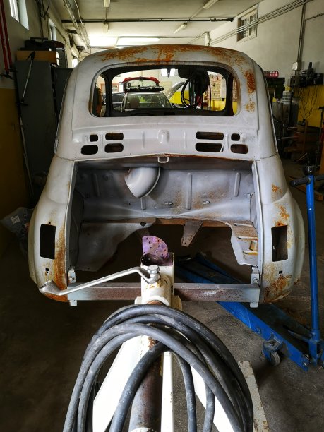 一辆老旧的汽车正在修复，由教练建造者图片下载