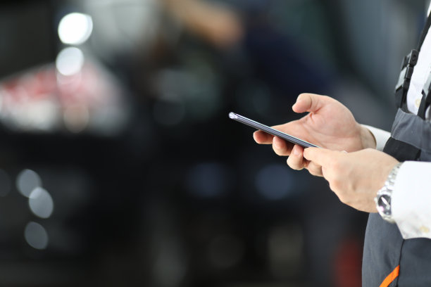 智能手机汽车工程师图片下载