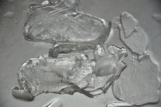 在灰色背景上融化的冰图片下载