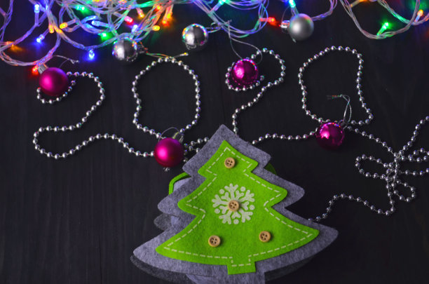 2020年除夕，传统新年球和明亮的花环图片下载