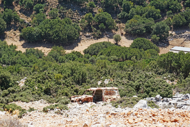 在希腊克里特岛的一个山坡上发生事故后撞毁的汽车。图片下载