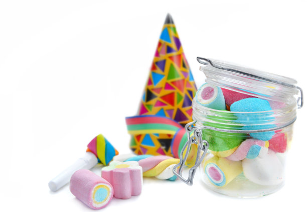 彩色棉花糖在一个玻璃罐和青睐派对上的白色背景图片下载