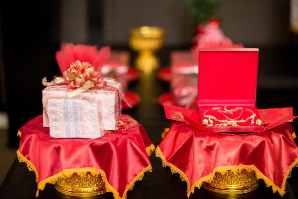泰国-中国文化中的嫁妆婚姻，泰国订婚对象:传统泰国文化中的结婚钱和给新娘的礼物。图片下载
