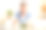 在室内工作场所微笑吃蔬菜沙拉的老人图片下载