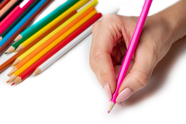手持白色背景上的彩色铅笔图片下载