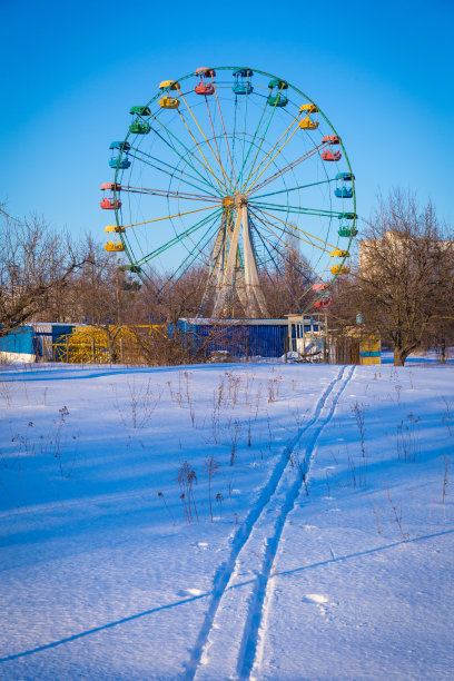 冬季公园的老摩天轮图片下载