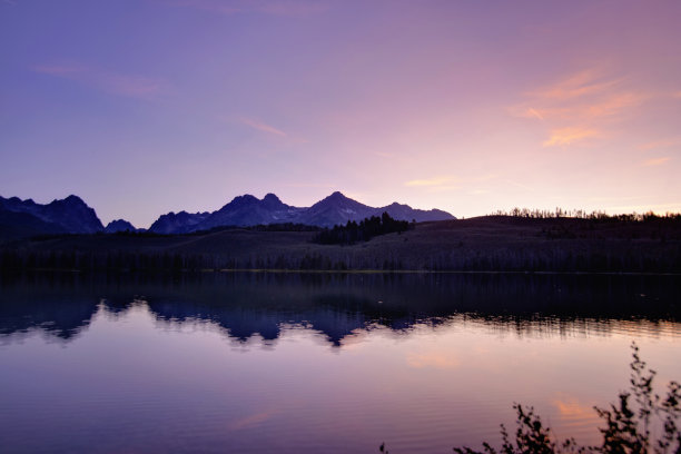 锯齿山的日落图片下载