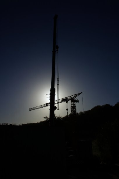 建筑起重机和吊车背光下曝光度极高图片下载
