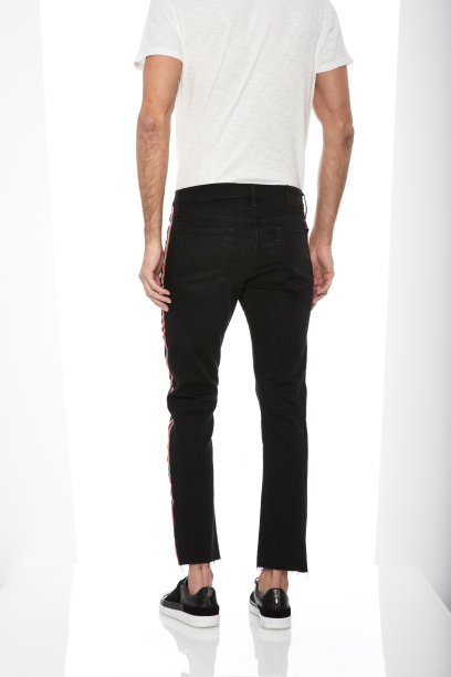 黑色修身牛仔裤搭配白色底运动鞋，经典男士白色t恤配条纹齐膝裤搭配白色底黑色运动鞋图片下载