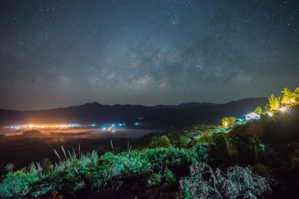 银河在最黑暗的夜晚与美丽的山。长时间曝光照片。图片下载