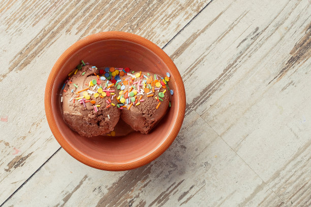 冰淇淋甜点在桌上的食物照片。餐厅和咖啡馆菜单上的甜品。图片下载