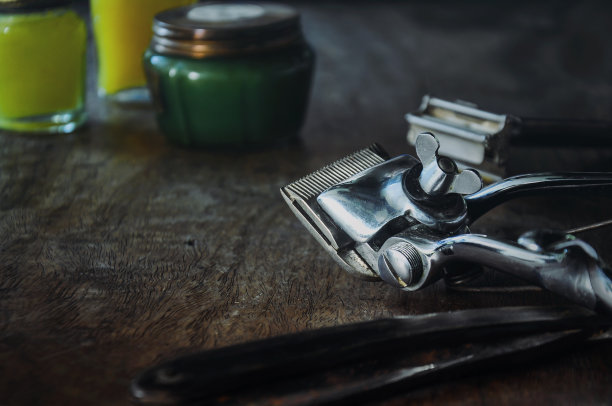 老式理发店工具放在木桌上图片下载