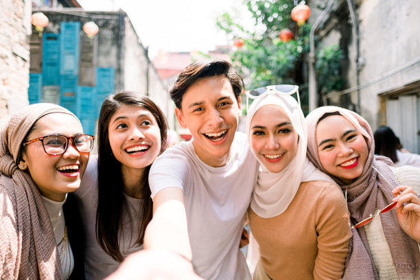 一群快乐的好朋友一起自拍图片下载