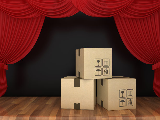 纸板箱与红色舞台窗帘在木地板- 3D渲染图片下载