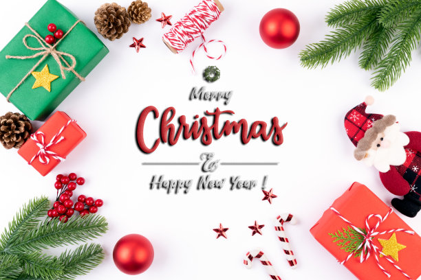 圣诞背景的概念。顶视图的圣诞绿色和红色礼盒云杉枝，松果，红色浆果和铃铛在白色的背景。图片下载