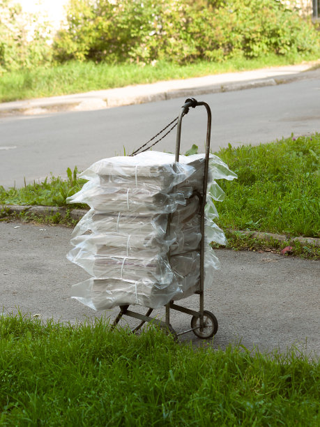 装满聚乙烯包装的报纸的手推车图片下载