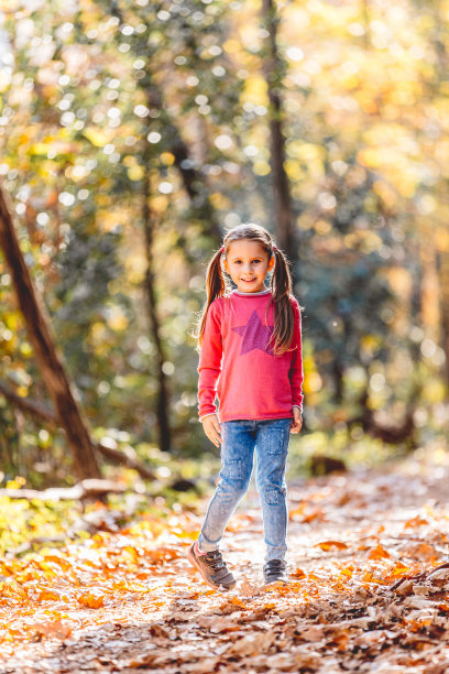 小女孩探索森林-股票照片图片下载