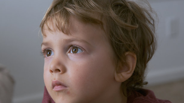 严肃的小男孩看向别处图片下载