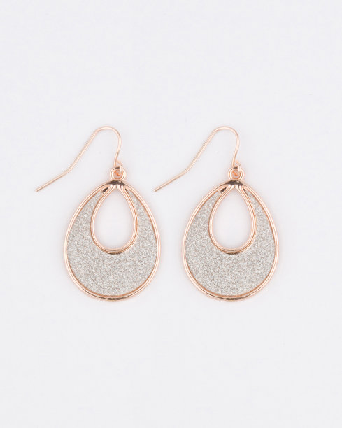 Express View·镂空花丝圆坠耳环，RentaLeather和绳箍耳环库存照片图片下载