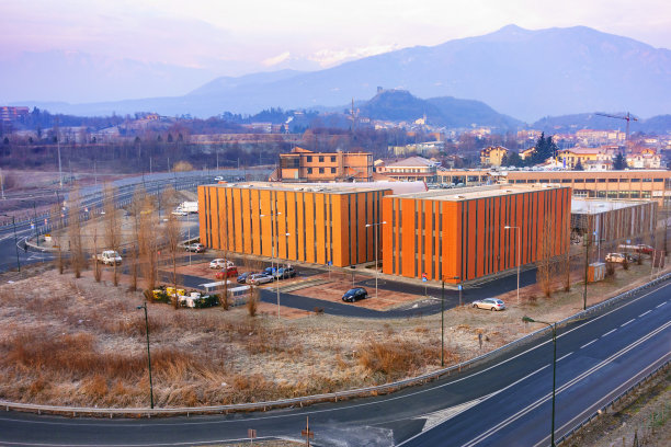 意大利都灵的高速公路和建筑物图片下载