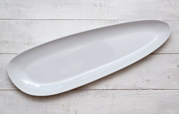 长盘子放在木桌上图片下载