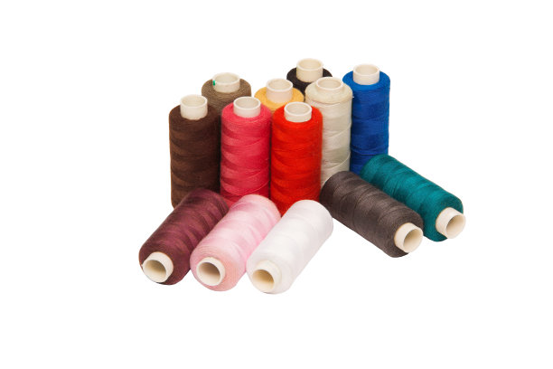 串多色卷上孤立的白色背景。图片下载