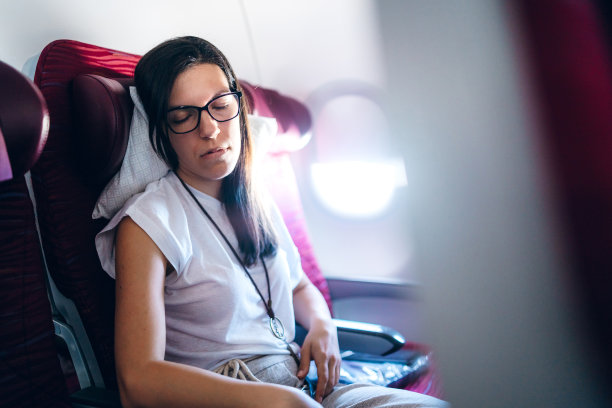 在飞机上睡觉的女乘客图片下载
