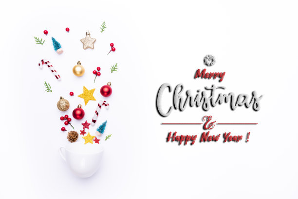 圣诞背景的概念。顶视图白色杯溅出圣诞装饰与礼品盒云杉树枝，松果，红色浆果和钟在白色的背景。图片下载