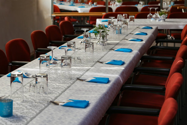 Simple table /餐馆里简单的餐桌设置图片下载