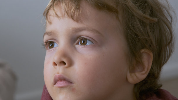 严肃的小男孩看向别处图片下载