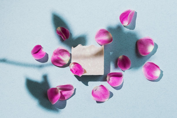 极简的自然手工香皂与花瓣图片下载