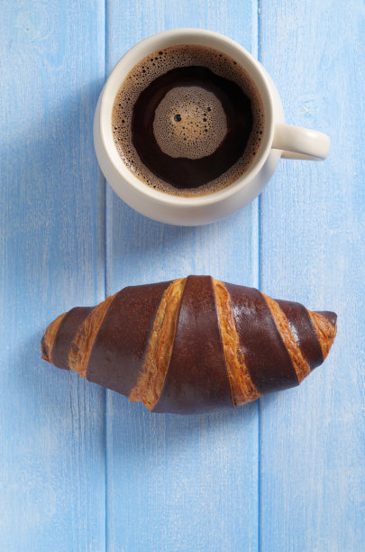 咖啡和巧克力羊角面包图片下载