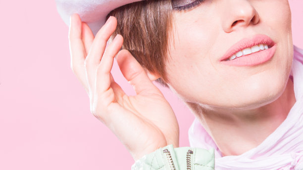 一个年轻女子的时尚肖像，佩戴时尚的配饰图片下载