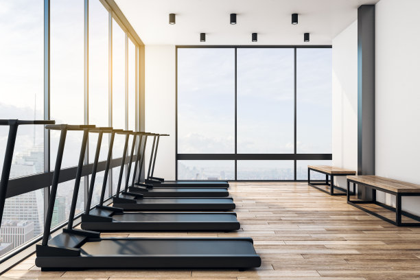 轻的大城市健身房，现代化的室内和黑色的跑步机图片下载