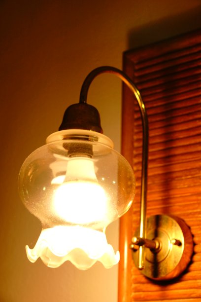卧室墙上挂着复古风格的台灯图片下载
