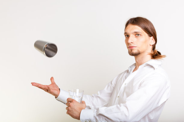 熟练的调酒师戏法与玻璃。图片下载